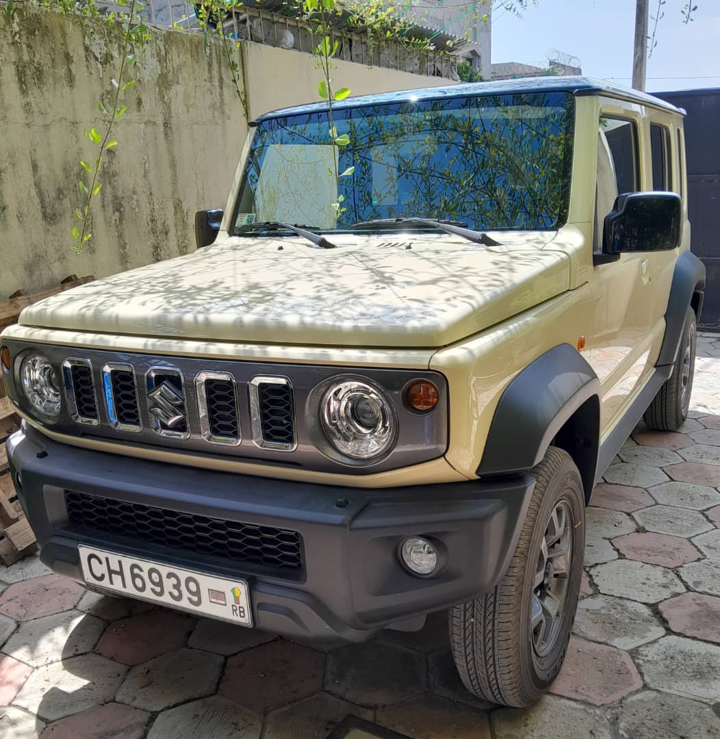 Suzuki Jimny 5 portes disponible à la location au Bénin