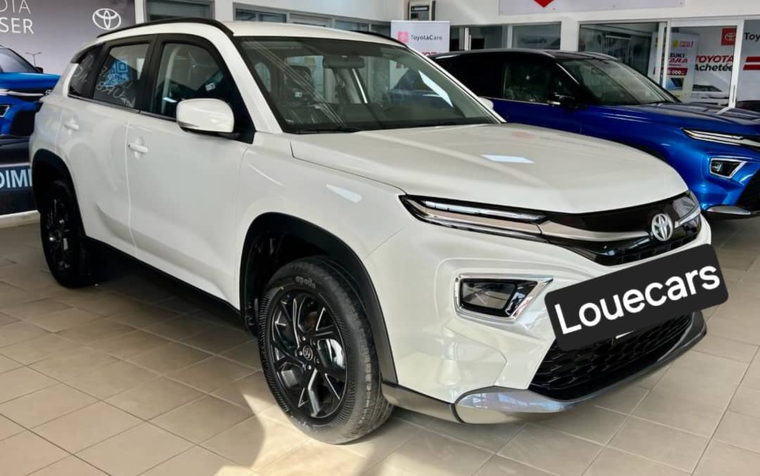 Toyota Corolla Cross SUV blanc disponible à la location chez LoueCars